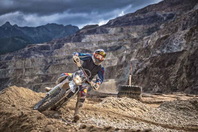 Lukas Bleiner aus Österreich beim Prolog des Red Bull Hare Scramble in Eisenerz am 17. Juni 2017. Foto von Sebastian Marko