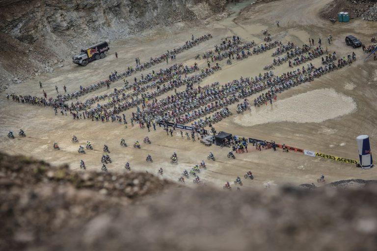 Der Start 2017 beim Red Bull Hare Scramble am Erzberg in Eisenerz. Foto von Sebastian Marko