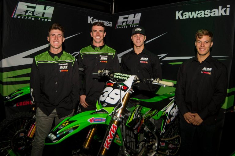 Henry Jacobi gut gelaunt ganz rechts – Henry Jacobi auf Kawasaki bei F&H Racing 2019