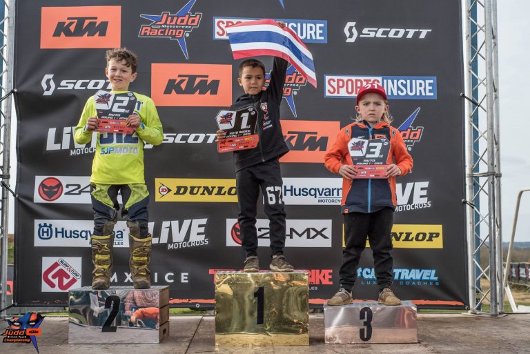 Brian Gyles gewinnt die Rookie-Wertung in der Klasse 50 ccm – Runde 1 der British Youth Motocross Championship
