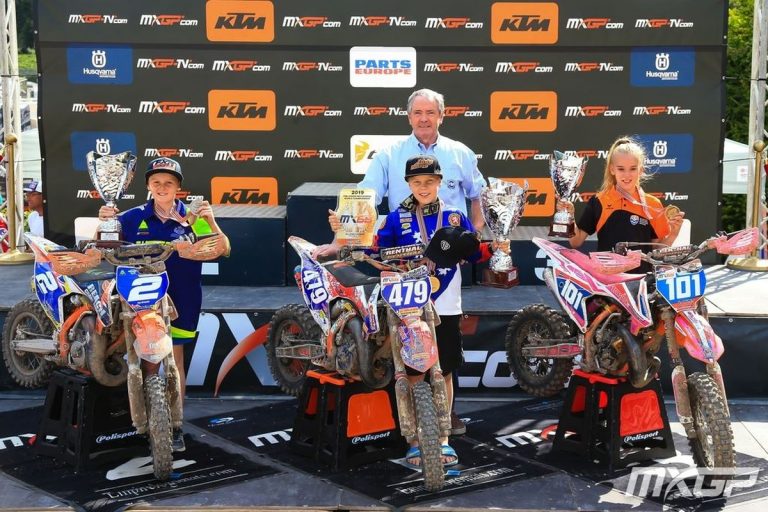 Podium 65 ccm, Ky Woods, Vitězslav Marek und Lotte van Drunen – Junioren-Weltmeisterschaft in Südtirol - Klasse 65 ccm