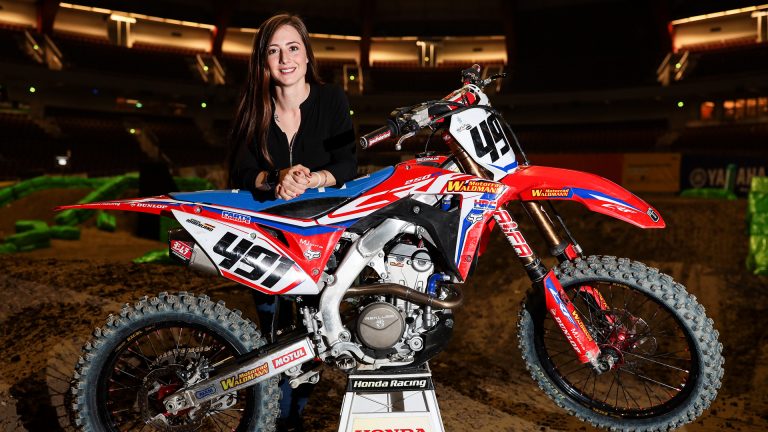 "Miss NRW“ Kim Irmgartz zu Gast beim Supercross in Dortmund