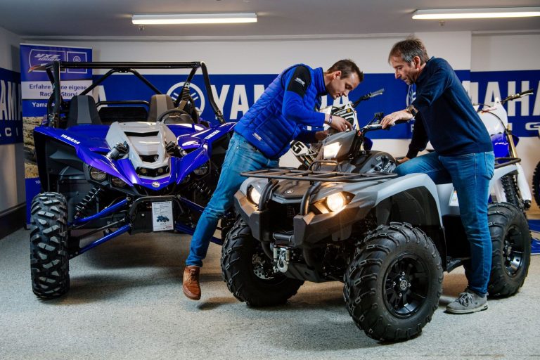 Dieter Porsch bekommt die wichtigsten Funktionen des Yamaha „Kodiak 450“ ATV von Sebastian Klein erläutert