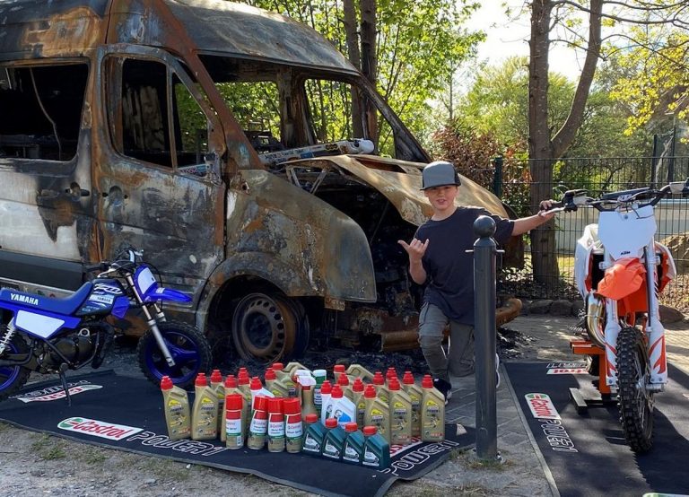Mio mit dem Support von Castrolmx.de vor seinem ausgebrannten Renntransporter