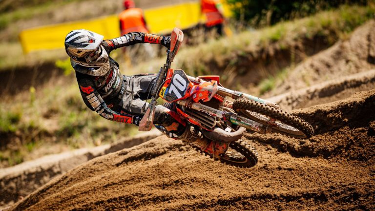 Drei Sandrennen und fünf auf festem Boden warten im neuen Jahr auf die ADAC MX Masters Piloten