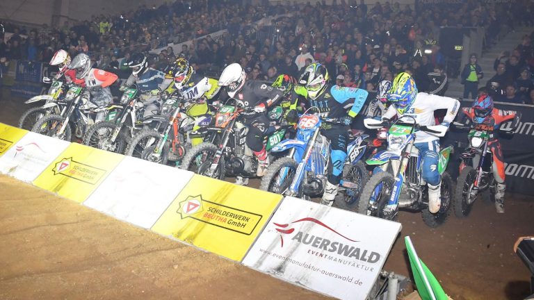 Start JuniorRace3 in Riesa 2020 – SuperEnduro Riesa - Jetzt kommt Druck auf den Kessel
