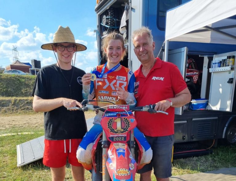 Alexandra mit Bruder Carl und Vater Carl sen.