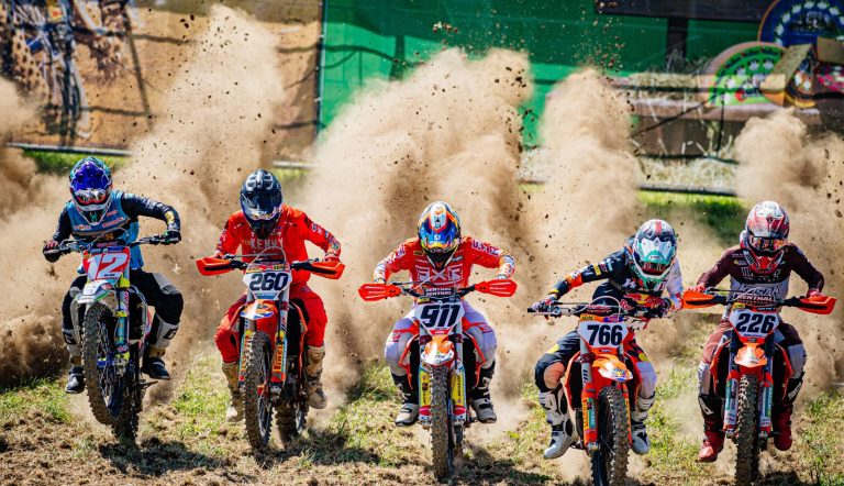 Bei Sommerhitze boten die Fahrer des ADAC MX Masters in Möggers spannende Rennen
