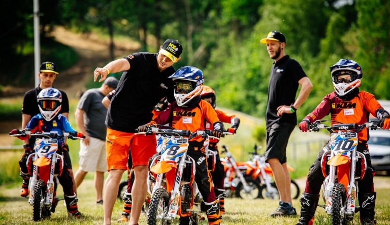 Bei der ADAC MX Academy lernen Kinder und Jugendliche an nur einem Tag Motocrossfahren