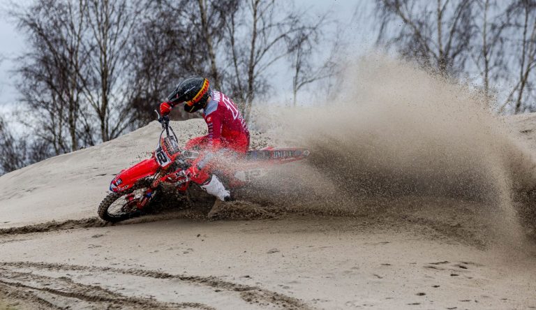 Max Nagl mit dem GIBSON MX 5.2 – GIBSON MX 5.2 - der SCOOPSTER ist da!