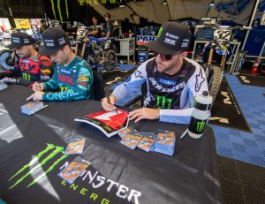 Eli gibt Autogramme MOTOCROSS-MAGAZIN.DE