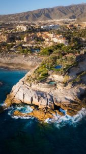 free-photo-of-luftaufnahme-des-cliffside-resorts-auf-teneriffa-spanien