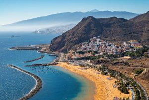 free-photo-of-luftaufnahme-von-playa-de-las-teresitas-teneriffa
