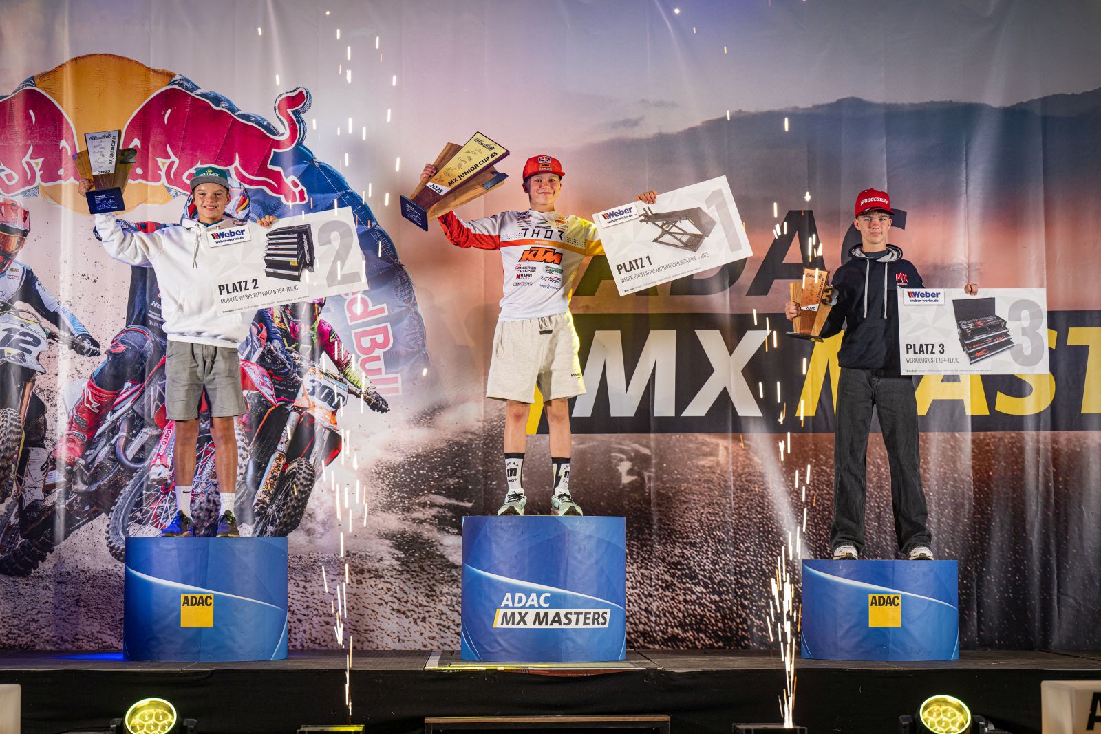 ADAC MX Masters 2025 , ADAC MX Masters HolzgerlingenJahressiegerehrung beim ADAC MX Junior Cup 85 mit Jarno Jansen ( Schweiz / GasGas / SIXTYSEVEN RACING TEAM HUSQVARNA ), Lucas Leok ( Estland / Husqvarna / KTM MX FUTURES ) und Marten Raud ( Estland / Husqvarna / MX‐HANDEL HUSQVARNA RACING )