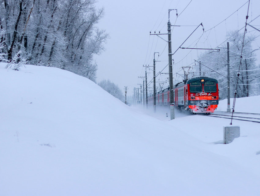 Zug bleibt im Schnee stecken