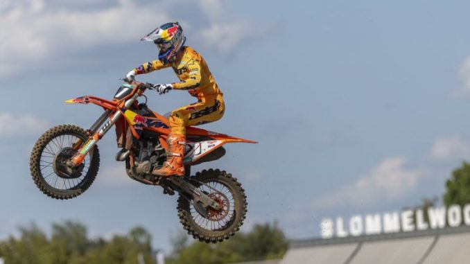 Simon in Lommel auf dem Podest Simon Längenfelder auf KTM