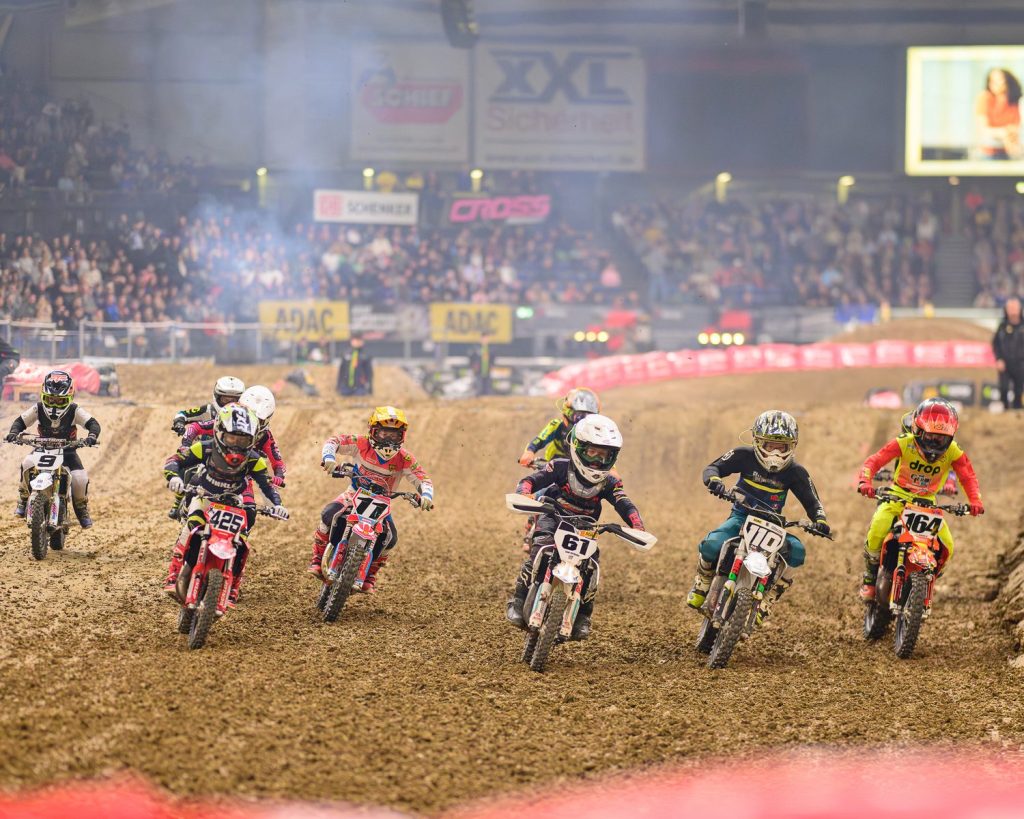 Die Nachwuchsrennen beim ADAC Supercross Stuttgart können ein Sprungbrett sein. Schon so mancher Fahrer, der in der Kindheit teilgenommen hat, ist heute als Profi unterwegs.