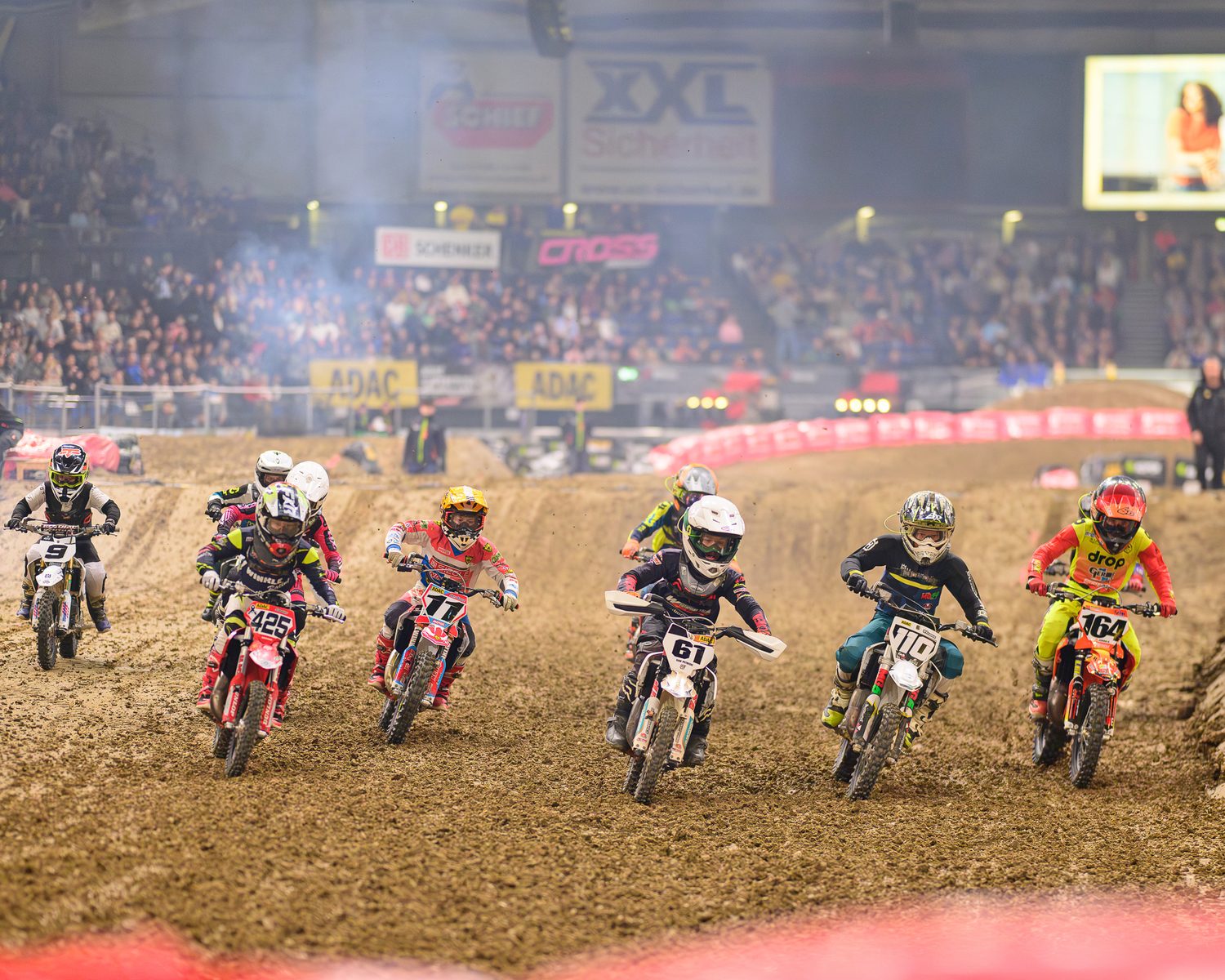 Die Nachwuchsrennen beim ADAC Supercross Stuttgart können ein Sprungbrett sein. Schon so mancher Fahrer, der in der Kindheit teilgenommen hat, ist heute als Profi unterwegs.