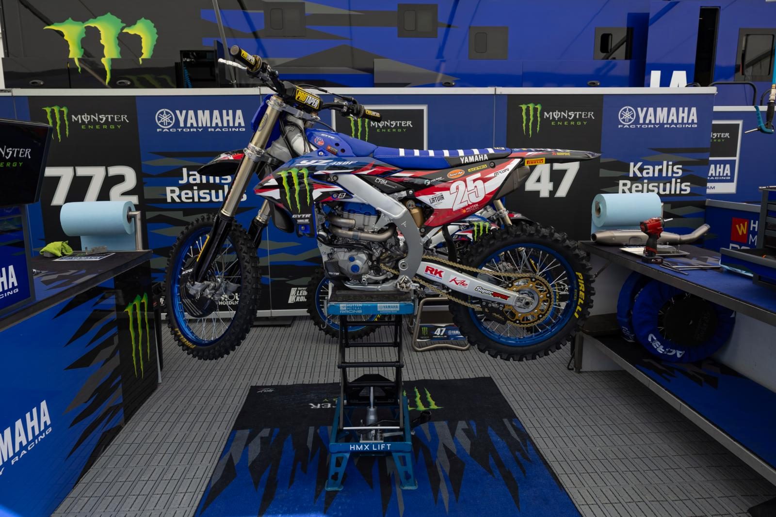 Die Yamaha-Motorräder von Janis und Karlis Reisulis im Fahrerlager beim Motocross of Nations 2026 in Ernée