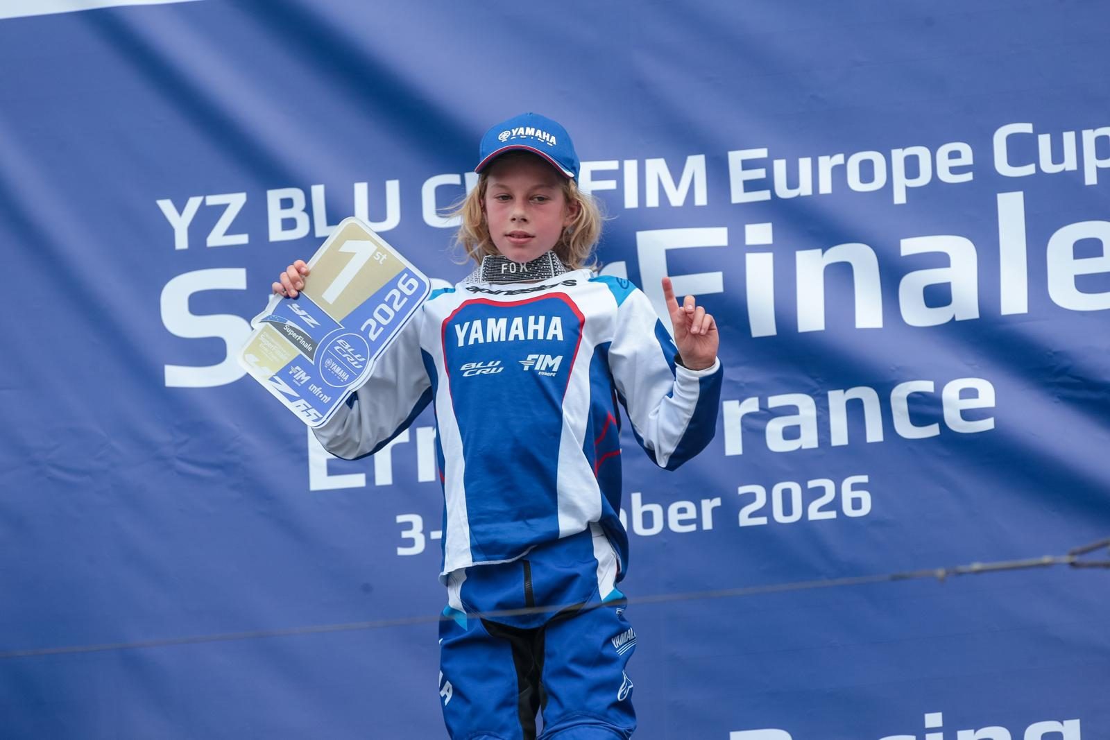 Fahrer der YZ65-Klasse mit Pokal beim YZ BLU CRU FIM Europe Cup SuperFinale 2026 in Ernée