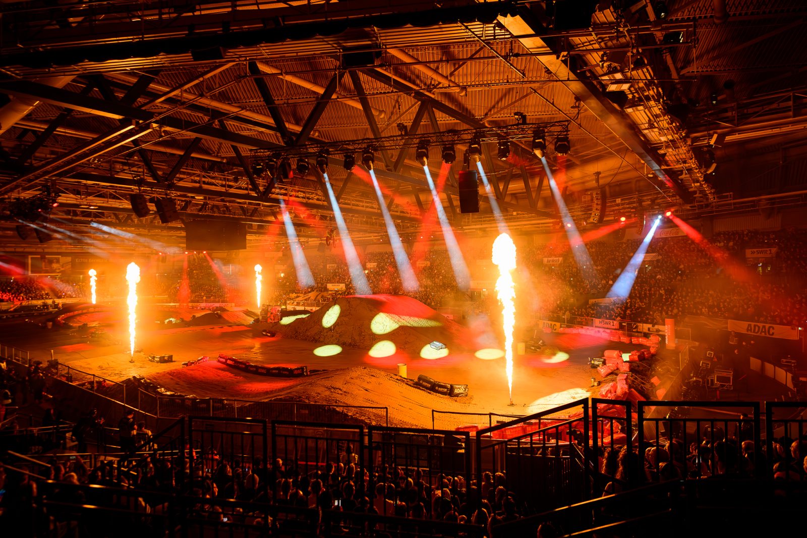 Für das ADAC Supercross Stuttgart gibt es Tickets in den Kategorien Gold, Silber und Bronze. ADAC Mitglieder erhalten einen Rabatt in Höhe von zehn Prozent auf Silber-Tickets.