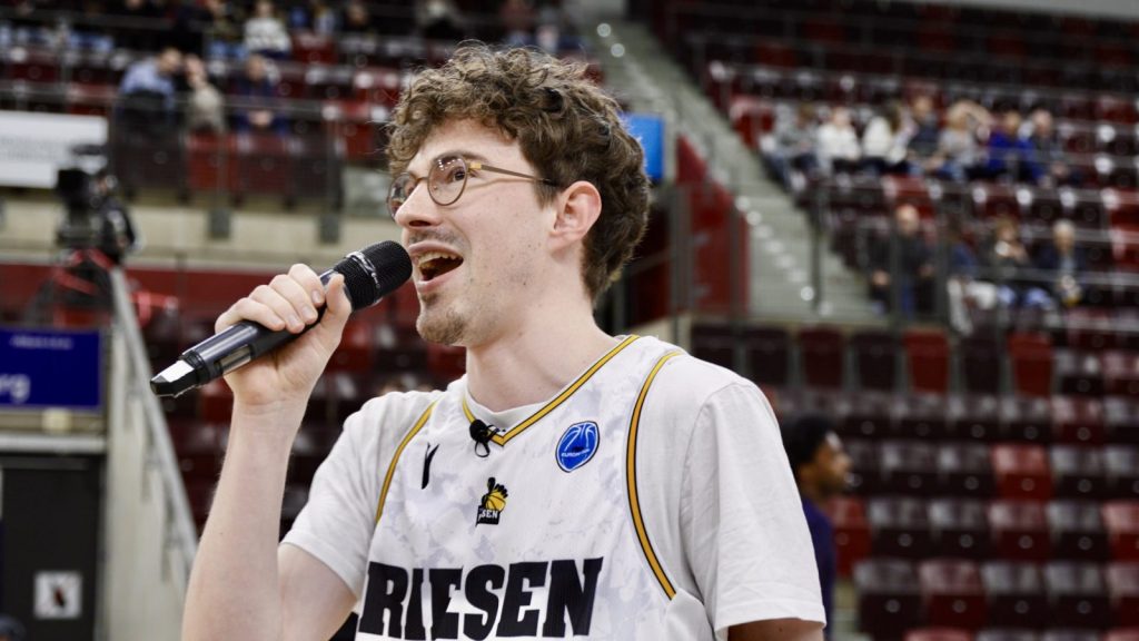 Im Raum Stuttgart hat Aaron Glock längst einen Namen – und natürlich eine Stimme. Der Moderator ist bei Sportevents in Ludwigsburg, Bietigheim oder Heilbronn am Mikrofon.