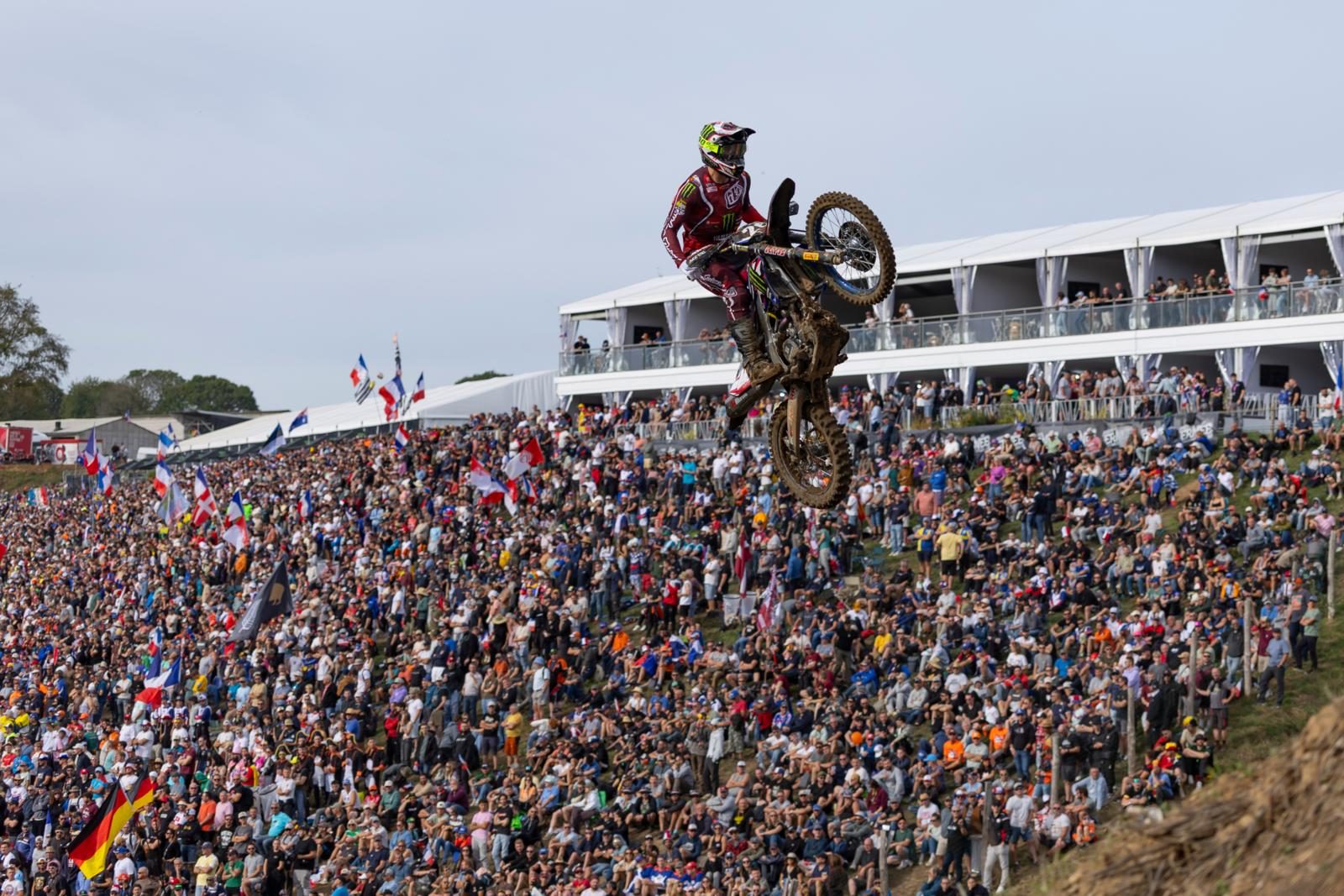 Janis Reisulis im Sprung vor den Zuschauern beim Motocross of Nations 2026 in Ernée