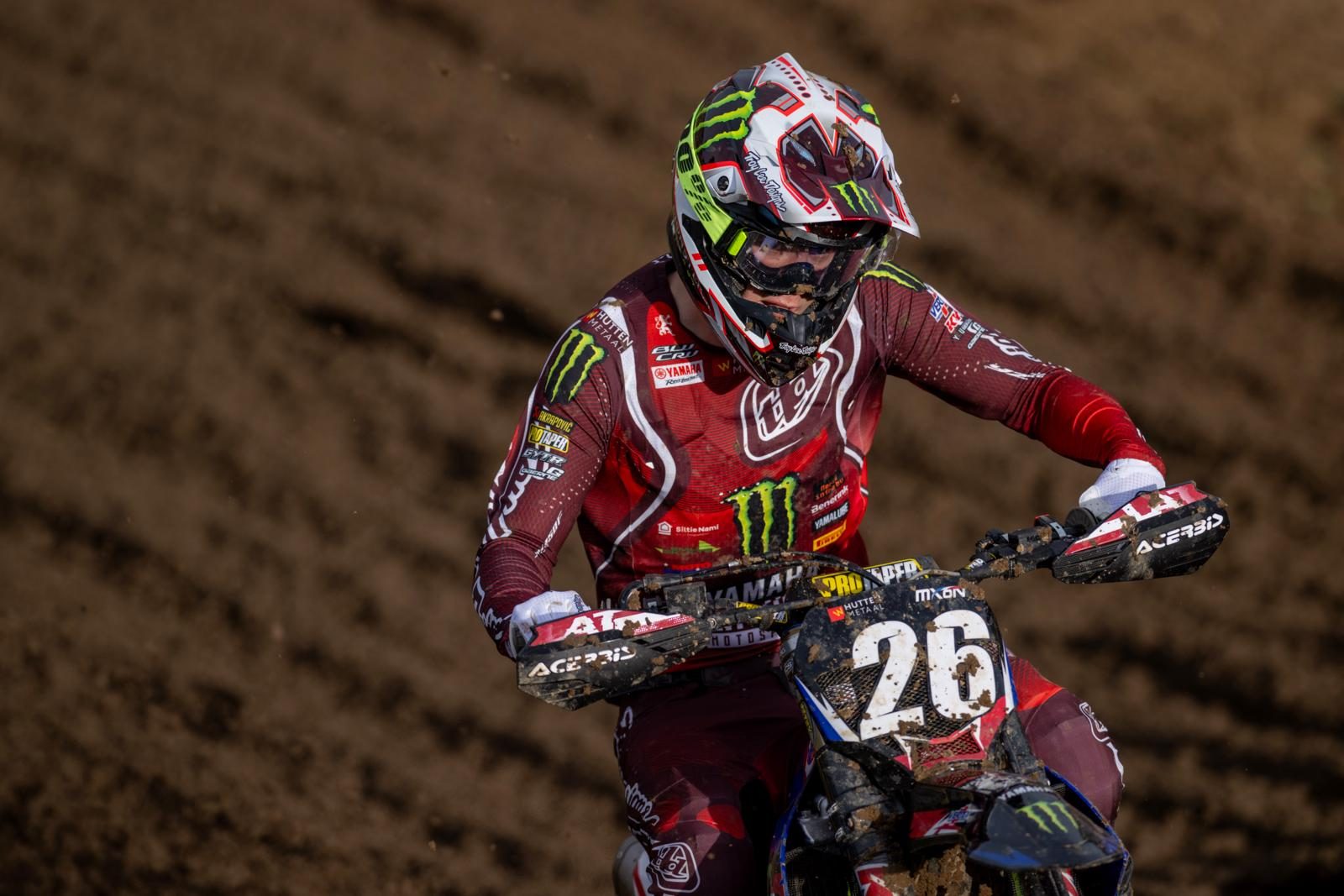 Janis Reisulis mit der Startnummer 26 in der MX2-Klasse beim Motocross of Nations 2026 in Ernée