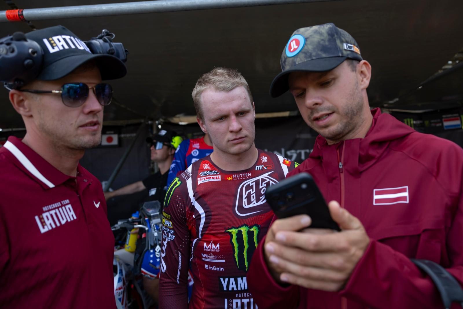 Karlis Reisulis mit Betreuern von Team Lettland beim Motocross of Nations 2026 in Ernée