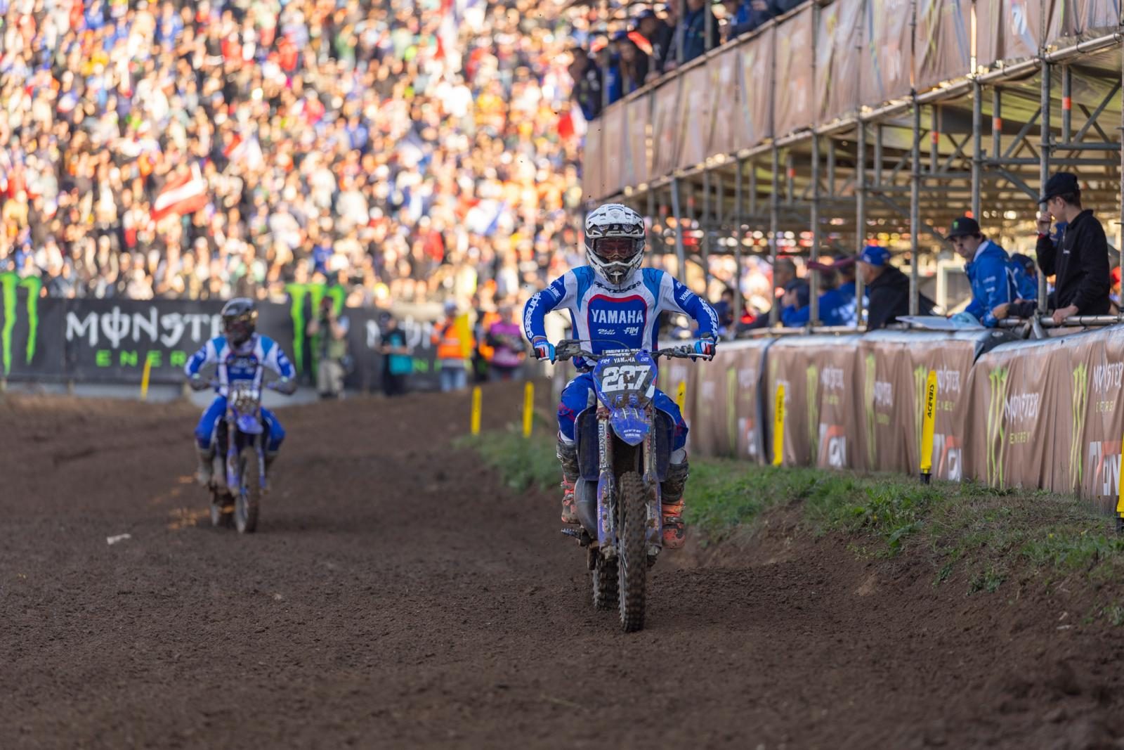 Rennszene der YZ125-Klasse vor der Tribüne beim YZ BLU CRU FIM Europe Cup SuperFinale 2026 in Ernée