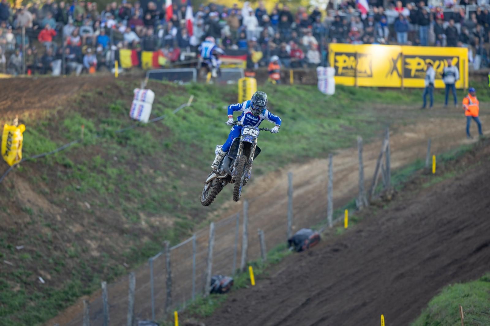 Sprung in der Bergab-Passage der YZ125-Klasse beim YZ BLU CRU FIM Europe Cup SuperFinale 2026 in Ernée