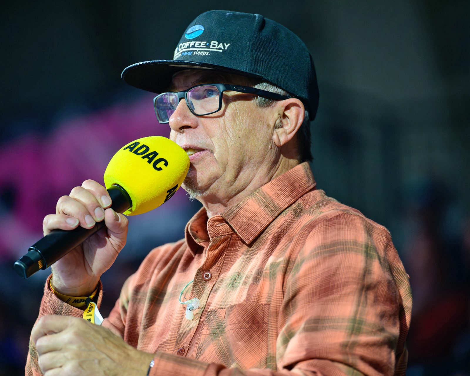 Tommi Deitenbach ist seit fast vier Jahrzehnten die Stimme beim ADAC Supercross Stuttgart.