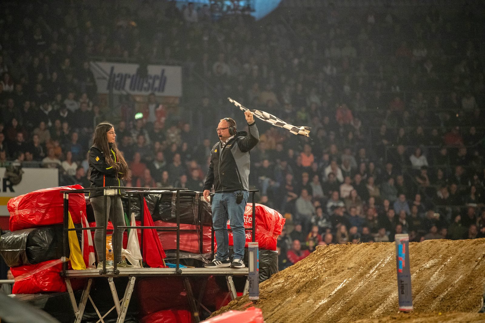 Wolfgang Reinhardt ist seit 2019 Rennleiter beim ADAC Supercross Stuttgart und hilft seit 30 Jahren ehrenamtlich beim Event mit.