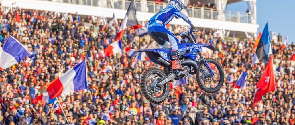 YZ125-Fahrer im Sprung vor den französischen Fans beim YZ BLU CRU FIM Europe Cup SuperFinale 2026 in Ernée