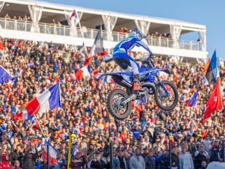 YZ125-Fahrer im Sprung vor den französischen Fans beim YZ BLU CRU FIM Europe Cup SuperFinale 2026 in Ernée