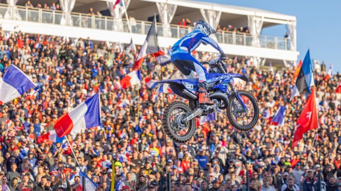 YZ125-Fahrer im Sprung vor den französischen Fans beim YZ BLU CRU FIM Europe Cup SuperFinale 2026 in Ernée