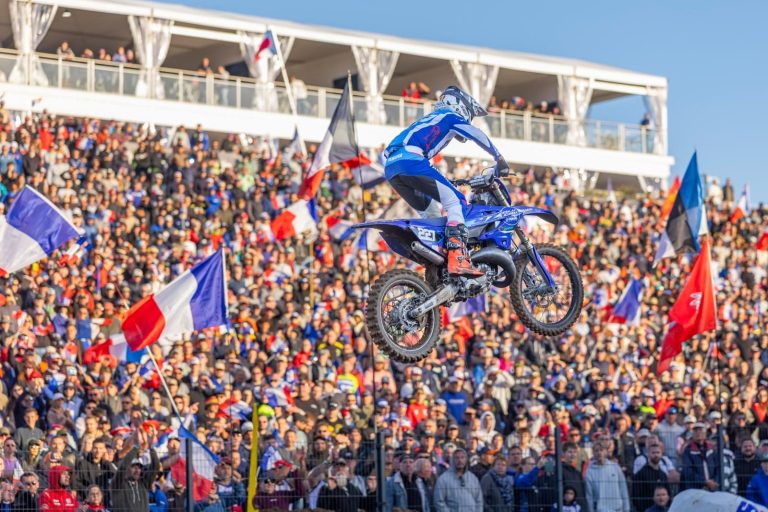 YZ125-Fahrer im Sprung vor den französischen Fans beim YZ BLU CRU FIM Europe Cup SuperFinale 2026 in Ernée
