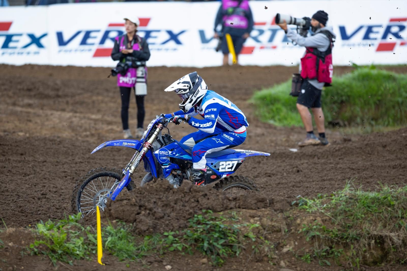 YZ125-Fahrer in einer Kurve beim YZ BLU CRU FIM Europe Cup SuperFinale 2026 in Ernée