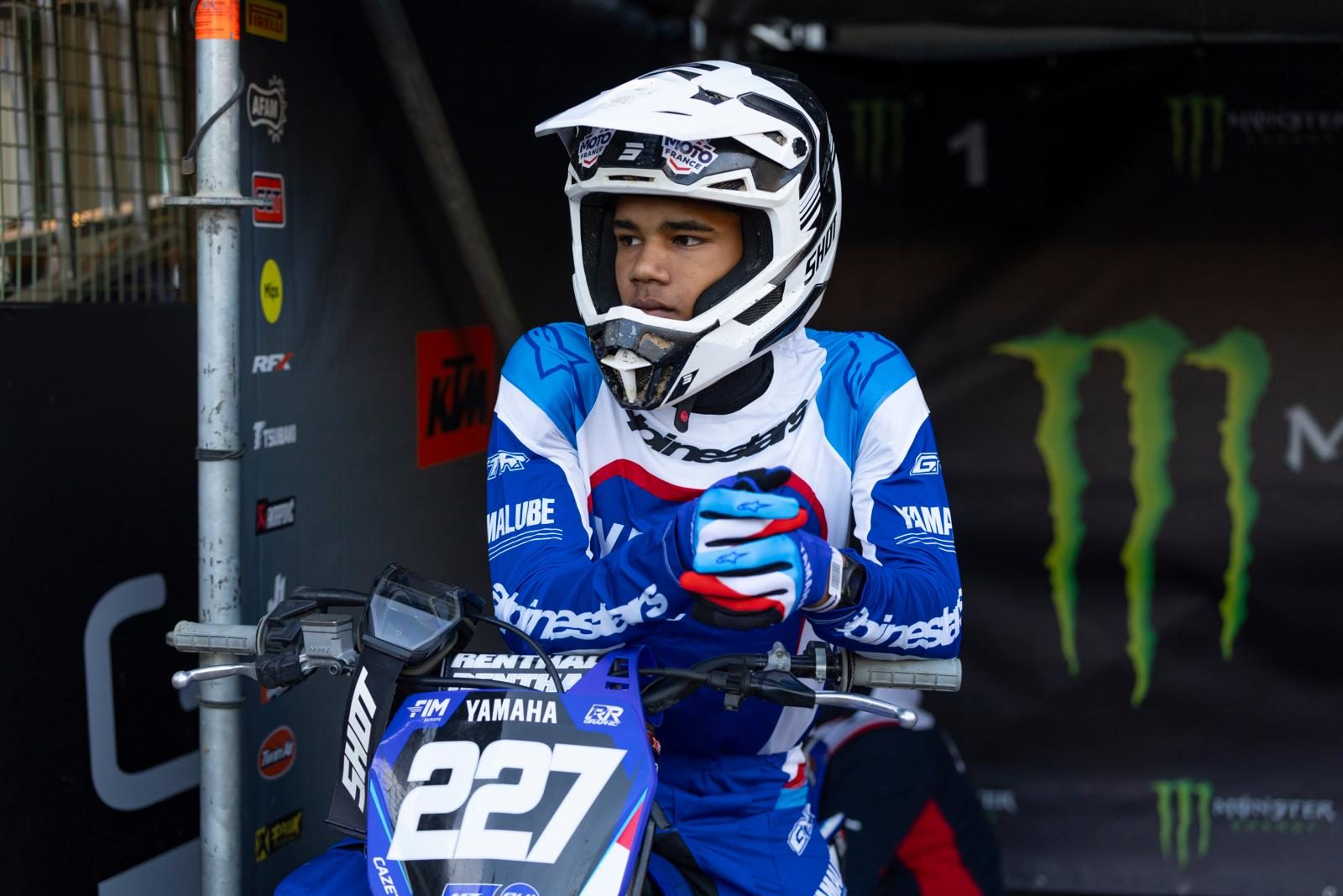 YZ125-Fahrer mit Startnummer 227 am Startgate beim YZ BLU CRU FIM Europe Cup SuperFinale 2026 in Ernée