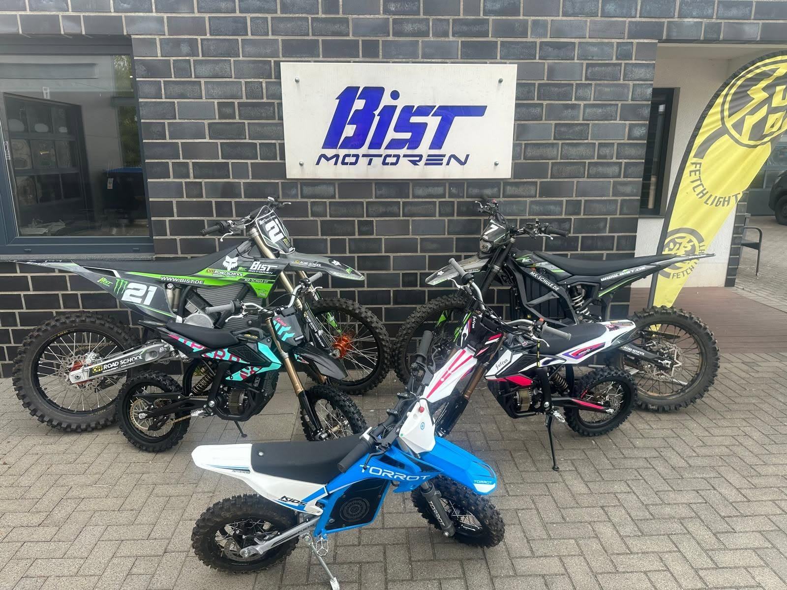 E-Cross-Motorräder vor dem Geschäft von Bist Motoren in Grefrath, Partner der OFF-ROAD SCHOOL Germany