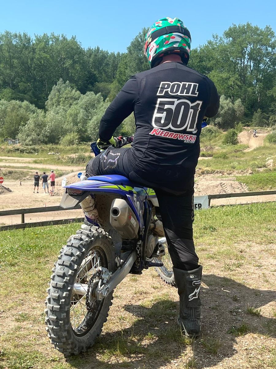Dirk Pohl von hinten auf seiner blauen Sherco, auf dem Trikot POHL 501 und Kiedrowski Racing