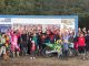Lehrgangsteilnehmer jubeln mit erhobenen Armen hinter Dirk Pohls grüner Kawasaki mit der Startnummer 501 und einem Pokal