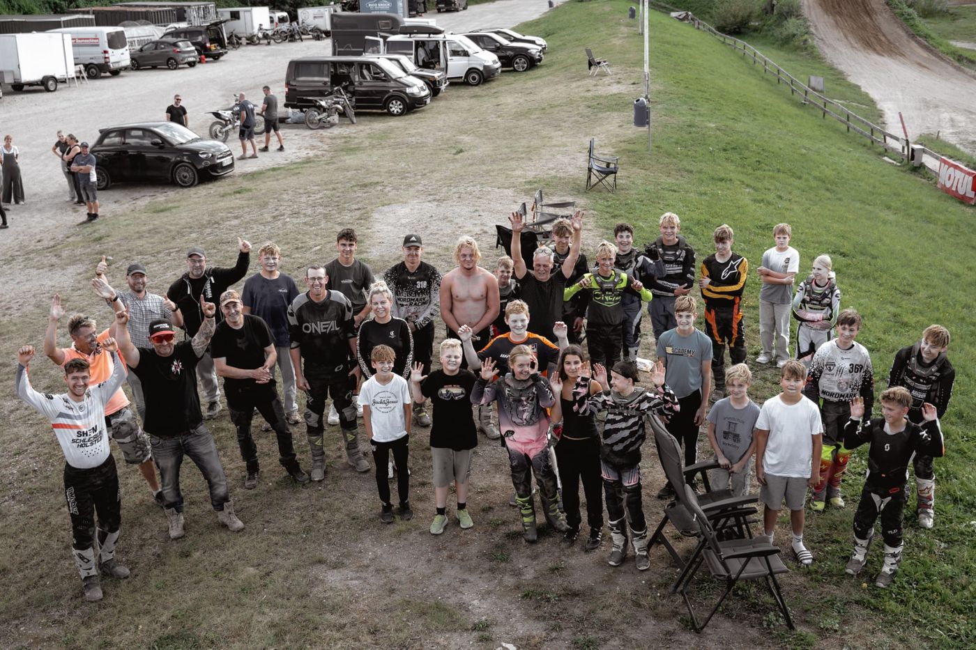 Gruppenbild mit Jugendlichen, Eltern und Trainern nach einem Motocross-Lehrgang von Dirk Pohl