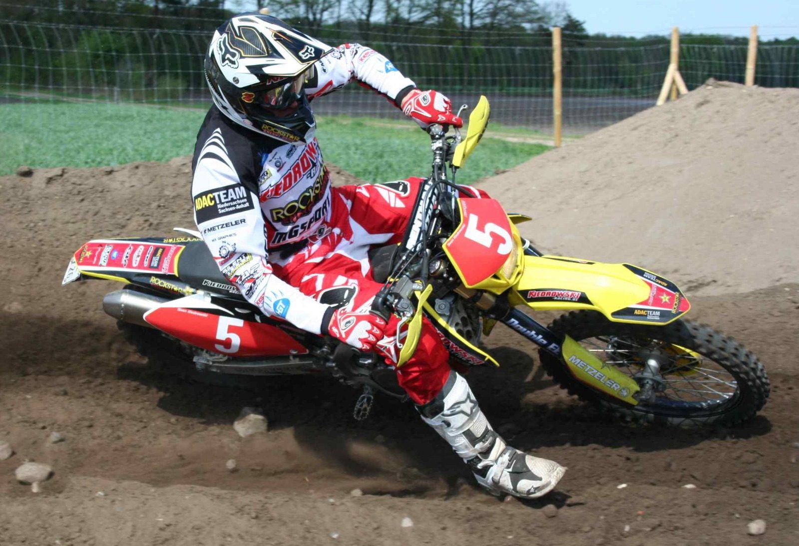 Enduro-Fahrer mit Startnummer 5 in einer Kurve