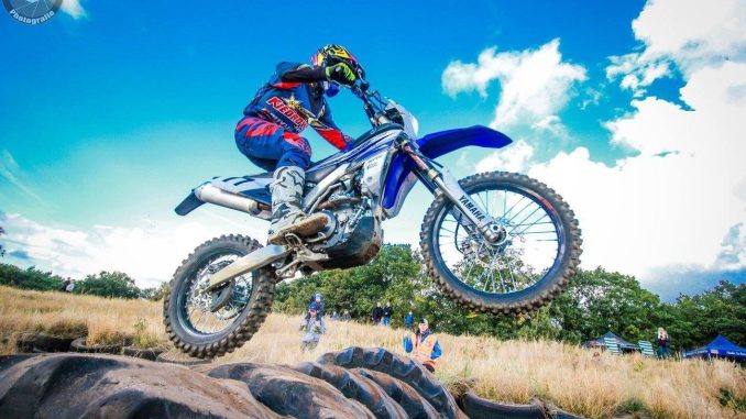 Enduro-Fahrer auf einer Yamaha im Sprung über Traktorreifen im Hoope Park Wulsbüttel