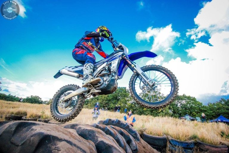 Enduro-Fahrer auf einer Yamaha im Sprung über Traktorreifen im Hoope Park Wulsbüttel