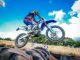 Enduro-Fahrer auf einer Yamaha im Sprung über Traktorreifen im Hoope Park Wulsbüttel