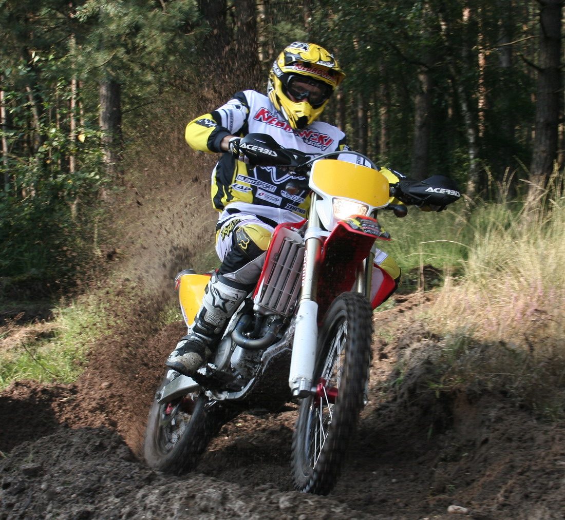 Enduro-Fahrer im Wald auf der Enduro-Strecke im Hoope Park