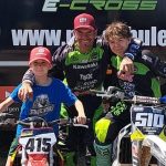Jürgen Küppers mit zwei Nachwuchsfahrern auf ihren Motocross-Motorrädern vor dem Truck der OFF-ROAD SCHOOL Germany