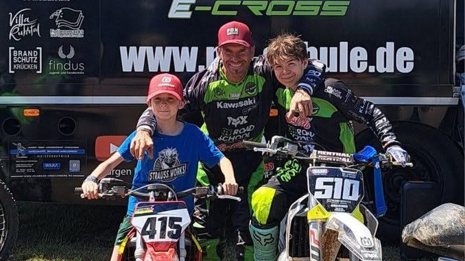 Jürgen Küppers mit zwei Nachwuchsfahrern auf ihren Motocross-Motorrädern vor dem Truck der OFF-ROAD SCHOOL Germany